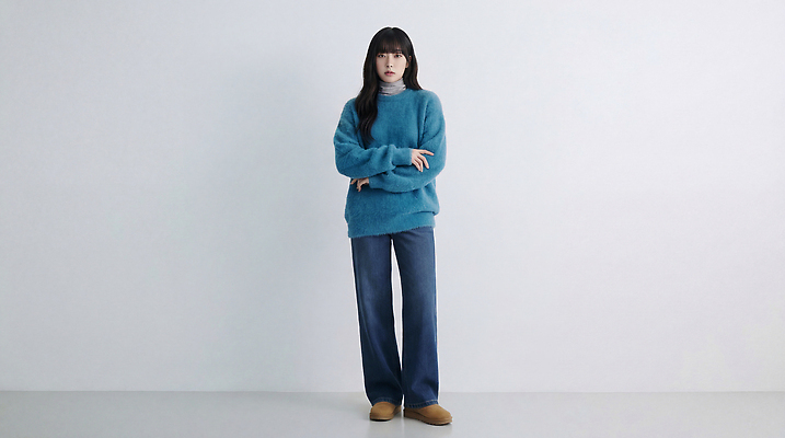 JPG 편집이미지 손 옷 여자 패션 감정 백그라운드 주택 서기 흰색 청바지 편안함 스웨터 팔 의료성형뷰티 스타일 편집실사 AI인물포토 AI콘텐츠 컬러 상의 바지 모션 사람 건물 신체부위 감각 CG 파일형식 AI포토