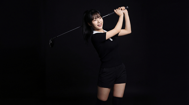 JPG 편집이미지 여자 스포츠 포즈 골프 모션 검은배경 아웃도어 미소 취미 운동 검은색 골프채 골퍼 스윙 집중 준비 의료성형뷰티 편집실사 AI인물포토 AI콘텐츠 컬러 백그라운드 컨셉 운동선수 골프용품 표정 건강 사람 구기 CG 파일형식 AI포토