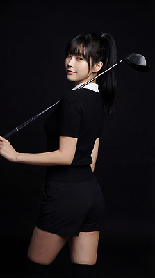 JPG 편집이미지 헤어스타일 시선 여자 패션 스포츠 포즈 골프 검은배경 취미 운동 검은색 골프채 골퍼 의료성형뷰티 편집실사 AI인물포토 AI콘텐츠 컬러 백그라운드 운동선수 골프용품 건강 사람 구기 CG 파일형식 AI포토