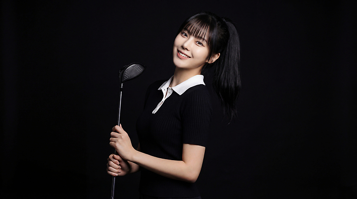 JPG 모델 편집이미지 옷 여자 스포츠 포즈 백그라운드 골프 모션 미소 검은색 촬영 줄무늬 골프채 골퍼 의료성형뷰티 스타일 편집실사 AI인물포토 AI콘텐츠 컬러 무늬 운동선수 골프용품 표정 사람 구기 CG 파일형식 AI포토