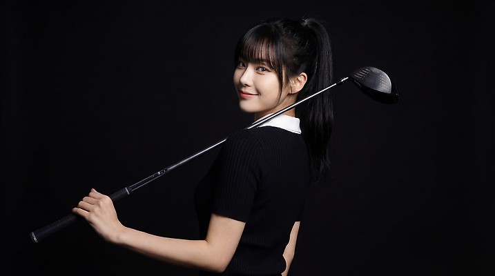 JPG 편집이미지 여자 스포츠 백그라운드 골프 모션 아웃도어 미소 취미 운동 검은색 자신감 뒤돌아보기 골퍼 클럽 골프연습 의료성형뷰티 편집실사 AI인물포토 AI콘텐츠 감정 컬러 운동선수 표정 건강 사람 구기 연습 CG 파일형식 AI포토