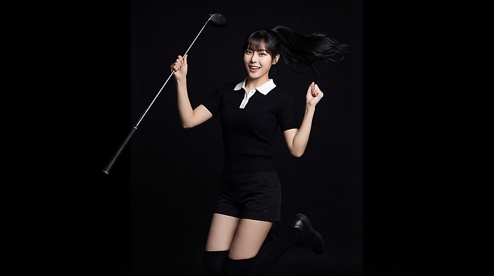 JPG 편집이미지 여자 스포츠 골프 모션 검은배경 표정 미소 운동 점프 검은색 골퍼 즐거움 클럽 의료성형뷰티 편집실사 AI인물포토 AI콘텐츠 감정 컬러 백그라운드 운동선수 건강 사람 구기 CG 파일형식 AI포토