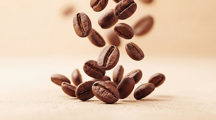 JPG 편집이미지 커피 음료 아침 바닥 공중 갈색 원두 떨어짐 제조 질감 부드러움 로스팅 카페인 편집실사 AI컴퓨터그래픽 AI콘텐츠 주간 컬러 컨셉 감각 CG 파일형식