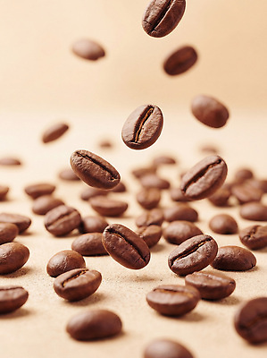 JPG 편집이미지 커피 음료 음식 아침 바닥 갈색 카페 원두 떨어짐 원두커피 에스프레소 카페인 흩어짐 편집실사 AI컴퓨터그래픽 AI콘텐츠 주간 컬러 컨셉 상점 CG 파일형식