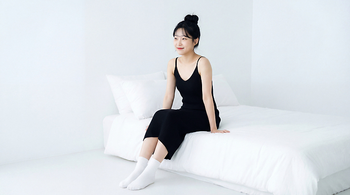 JPG 편집이미지 여자 주택 미소 일상 공간 방 침대 시간 편안함 자취 의료성형뷰티 싱글라이프 편집실사 AI인물포토 AI콘텐츠 라이프스타일 가구 표정 사람 건물 라이프 감각 CG 파일형식 AI포토