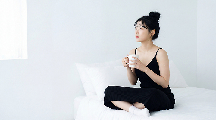 JPG 편집이미지 옷 여자 아침 앉기 일상 생활 컵 초록색 방 마시기 속옷 편안함 큼 창가 자취 의료성형뷰티 싱글라이프 편집실사 AI인물포토 AI콘텐츠 주간 라이프스타일 식기 컬러 창문 모션 사람 라이프 감각 크기 CG 파일형식 AI포토