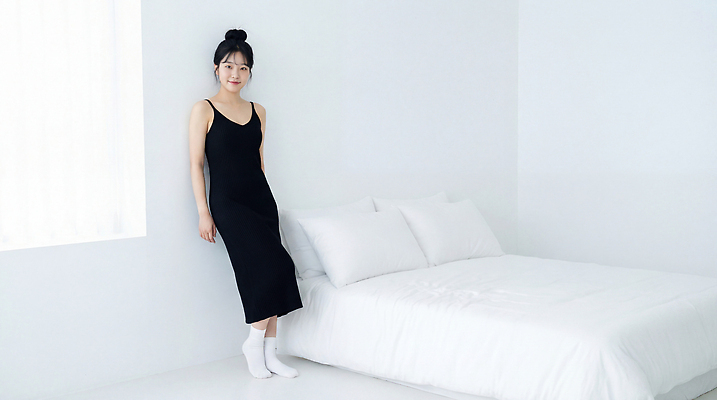 JPG 편집이미지 옷 여자 실내 서기 소파 깨끗함 검은색 공간 방 흰색 침대 구출 단순화된 방안 자취 의료성형뷰티 싱글라이프 편집실사 AI인물포토 AI콘텐츠 라이프스타일 컬러 가구 컨셉 의자 모션 사람 내부 도움 CG 파일형식 AI포토