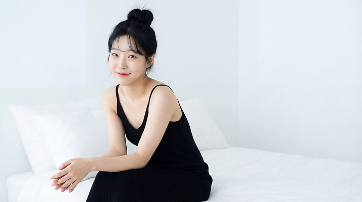 JPG 편집이미지 여자 감정 포즈 밝음 미소 카메라 검은색 촬영 공간 방 흰색 침대 자취 의료성형뷰티 싱글라이프 편집실사 AI인물포토 AI콘텐츠 라이프스타일 컬러 가구 표정 사람 전자제품 CG 파일형식 AI포토