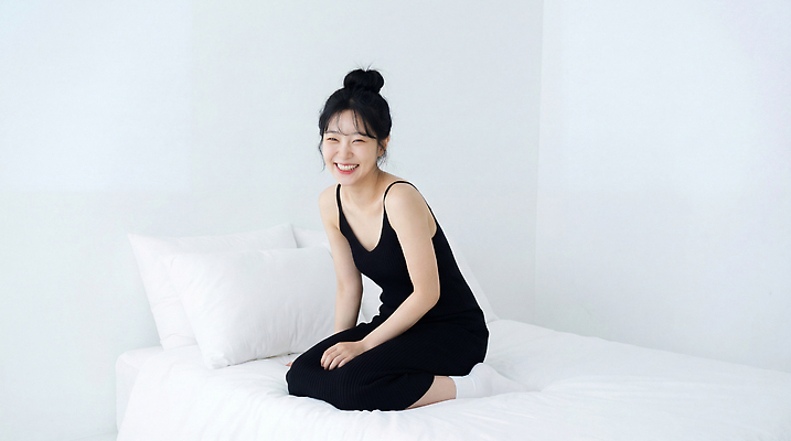 JPG 편집이미지 여자 행복 감정 포즈 대화 웃음 일상 생활 검은색 공간 방 흰색 침대 편안함 순간 자취 의료성형뷰티 싱글라이프 편집실사 AI인물포토 AI콘텐츠 라이프스타일 컬러 가구 표정 말하기 사람 라이프 감각 CG 파일형식 AI포토