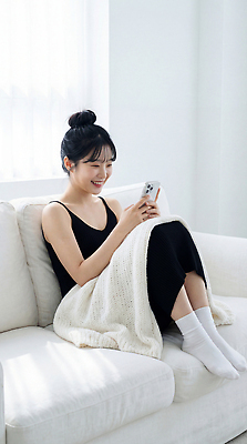 JPG 편집이미지 여자 인터넷 모션 대화 취미 일상 생활 스마트폰 소파 방 시간 편안함 담요 자취 의료성형뷰티 싱글라이프 편집실사 AI인물포토 AI콘텐츠 라이프스타일 의자 말하기 사람 라이프 핸드폰 스마트기기 감각 CG 파일형식 AI포토