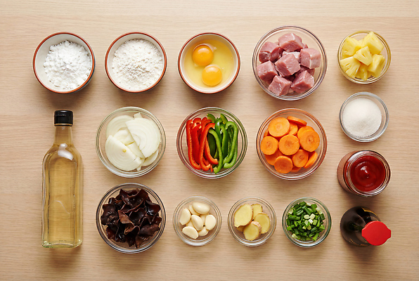 JPG 편집이미지 그릇 재료 양파 감자 파프리카 마늘 육류 요리 계란 당근 식용유 간장 탕수육 생강 나무탁자 편집실사 AI포토 AI콘텐츠 식기 채소 식재료 탁자 뿌리채소 중식 알 양념 기름_음식 CG 파일형식