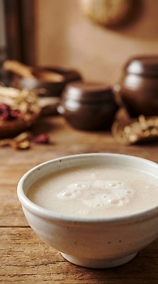 JPG 편집이미지 한국전통 전통 그릇 문화 음식 식재료 재료 따뜻함 건강 요리 주방 식사 약재 도자기 막걸리 전통주 편집실사 AI포토 AI콘텐츠 식기 주류 한국 약 CG 파일형식