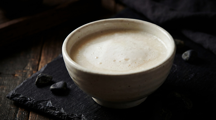 JPG 나무 편집이미지 전통 그릇 음료 음식 잔 한국 마시기 돌_바위 흰색 녹차 먹기 담기 막걸리 전통주 편집실사 AI포토 AI콘텐츠 식물 식기 아시아 컬러 모션 주류 차_음료 CG 파일형식