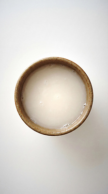 JPG 편집이미지 그릇 음료 음식 탁자 일상 깨끗함 촬영 거품 흰색 액체 장면 부드러움 막걸리 전통주 편집실사 AI포토 AI콘텐츠 식기 컬러 가구 컨셉 주류 라이프 감각 CG 파일형식