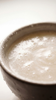 JPG 편집이미지 그릇 음료 한식 음식 탁자 실내 요리 거품 전통차 저장 발효 막걸리 전통주 편집실사 AI포토 AI콘텐츠 식기 가구 주류 내부 차_음료 CG 파일형식