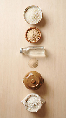 JPG 편집이미지 그릇 재료 탁자 유리병 요리 물 주방 식사 배열 준비 밀가루 소금 막걸리 전통주 쌀가루 편집실사 AI포토 AI콘텐츠 자연요소 식기 가구 병_용기 주류 가루 CG 파일형식