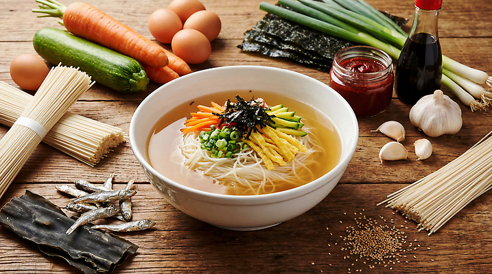 JPG 편집이미지 오이 마늘 계란 당근 양념 김 국수 간장 대파 멸치 잔치국수 편집실사 AI포토 AI콘텐츠 음식 채소 뿌리채소 어류 알 면류 해조류 CG 파 파일형식