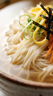 JPG 편집이미지 한식 음식 한국 요리 식사 당근 면류 국물 파 면발 잔치국수 편집실사 AI포토 AI콘텐츠 아시아 채소 뿌리채소 CG 국수 파일형식