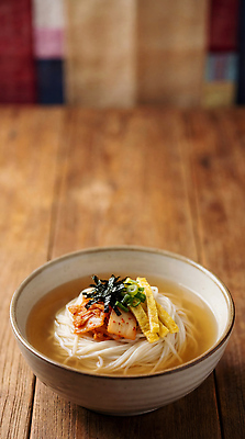 JPG 편집이미지 그릇 한식 음식 김치 요리 계란 식사 국수 잔치국수 편집실사 AI포토 AI콘텐츠 식기 알 면류 CG 파일형식