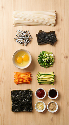 JPG 편집이미지 한식 음식 재료 오이 요리 계란 당근 고추장 김 준비 간장 쪽파 나무탁자 다진마늘 멸치 잔치국수 편집실사 AI포토 AI콘텐츠 채소 탁자 뿌리채소 어류 알 양념 해조류 CG 국수 파 파일형식