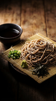 JPG 편집이미지 전통음식 면류 메밀국수 고추냉이 간장 쪽파 나무탁자 일본음식 편집실사 AI포토 AI콘텐츠 전통 음식 탁자 양념 CG 파 파일형식