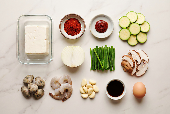 JPG 편집이미지 재료 호박 양파 조개 새우 마늘 요리 주방 계란 해산물 두부 파 표고버섯 순두부찌개 편집실사 AI포토 AI콘텐츠 채소 어패류 갑각류 알 버섯 찌개 CG 파일형식