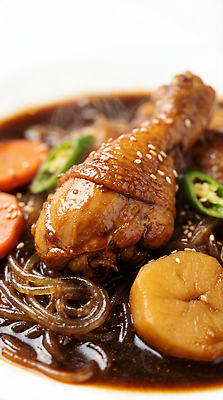 JPG 편집이미지 한식 음식 감자 요리 식사 당근 양념 간장 닭다리 당면 찜닭 편집실사 AI포토 AI콘텐츠 채소 뿌리채소 CG 닭고기요리 파일형식