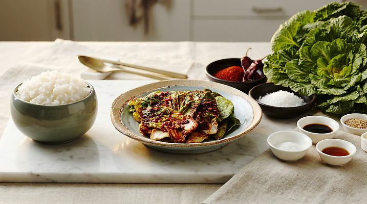 JPG 편집이미지 한식 음식 채소 재료 식탁 요리 주방 식사 양념 상차림 소금 쌀밥 고춧가루 야채전 봄동 편집실사 AI포토 AI콘텐츠 탁자 밥 전 가루 CG 파일형식