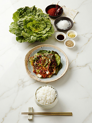 JPG 편집이미지 한식 음식 재료 식탁 밥 김치 마늘 요리 양념 준비 간장 소금 쌀밥 고춧가루 봄동 편집실사 AI포토 AI콘텐츠 채소 탁자 가루 CG 파일형식