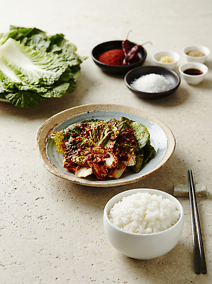 JPG 편집이미지 전통 한식 재료 식탁 밥 김치 요리 주방 식사 양념 맛 소금 레시피 고춧가루 봄동 편집실사 AI포토 AI콘텐츠 음식 컨셉 채소 탁자 가루 CG 파일형식