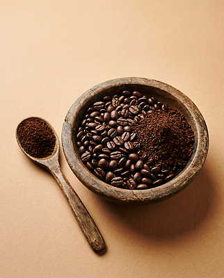 JPG 편집이미지 커피 재료 갈색 원두 나무그릇 나무스푼 편집실사 AI포토 AI콘텐츠 그릇 음료 컬러 목재 CG 나무숟가락 파일형식