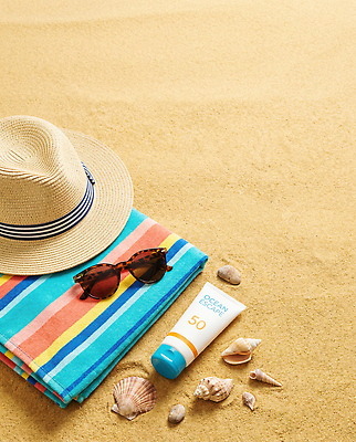 JPG 편집이미지 여행 휴식 야외 여름 수건 모래사장 선글라스 조개껍데기 선크림 편집실사 AI포토 AI콘텐츠 계절 안경 바다 컨셉 조개 위생용품 화장품 CG 파일형식