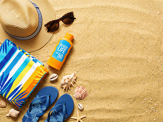 JPG 편집이미지 모래 여행 휴식 여름 수건 선글라스 햇빛 선크림 오브젝트 편집실사 AI포토 AI콘텐츠 계절 안경 컨셉 위생용품 태양 화장품 CG 파일형식