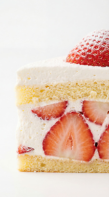 JPG 편집이미지 음식 조각 과일 식탁 딸기 디저트 케이크 신선 달콤 크림 생크림 제빵 층 딸기케이크 맛있는 편집실사 AI포토 AI콘텐츠 탁자 제과제빵 맛 CG 파일형식