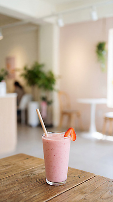 JPG 편집이미지 음료 음식 탁자 딸기 아침 휴식 디저트 잔 빨대 카페 맛 스무디 카페인 딸기스무디 편집실사 AI포토 AI콘텐츠 주간 식기 가구 컨셉 과일 상점 CG 파일형식