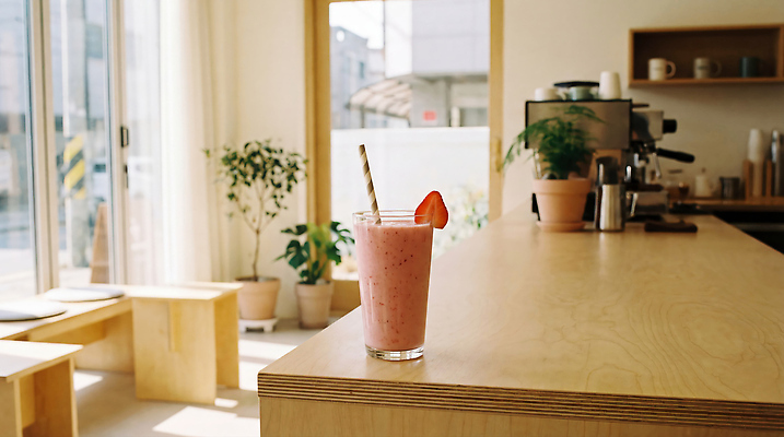 JPG 나무 식물 편집이미지 커피 음료 창문 탁자 딸기 야외 내부 공간 카페 분위기 포근함 편안함 밀크쉐이크 딸기스무디 편집실사 AI포토 AI콘텐츠 가구 컨셉 과일 상점 감각 CG 쉐이크 스무디 파일형식