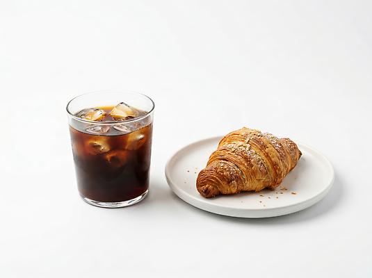 JPG 편집이미지 접시 음료 음식 아침 디저트 얼음 식사 카페 아침식사 커피잔 크루아상 아이스커피 바삭바삭 편집실사 AI포토 AI콘텐츠 주간 자연요소 식기 커피 빵 컨셉 잔 상점 CG 파일형식