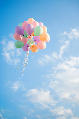 JPG 구름 편집이미지 기념일 하늘색 하늘 장식 파란색 소풍 자유 생일 높이 풍선 파스텔 편집실사 AI컴퓨터그래픽 AI콘텐츠 자연요소 컬러 컨셉 학용품 이벤트 야외활동 CG 파일형식