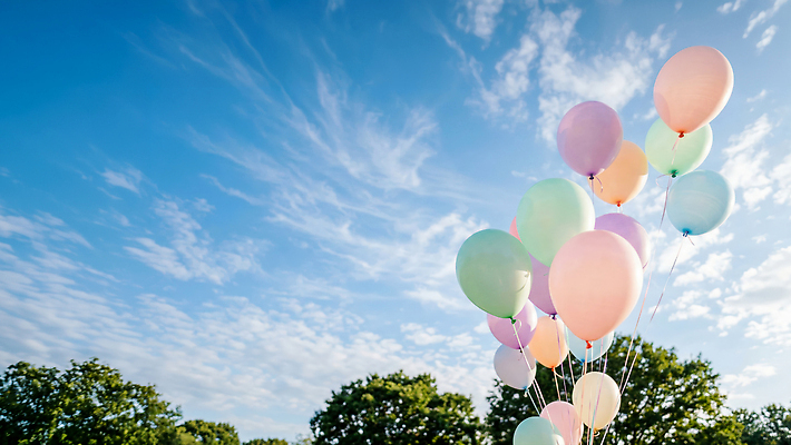 JPG 나무 구름 편집이미지 공원 하늘 날씨 이벤트 잔디 장식 파란색 즐거움 장면 풍선 파스텔 편집실사 AI컴퓨터그래픽 AI콘텐츠 자연요소 식물 공공시설 감정 컬러 학용품 CG 파일형식