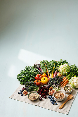 JPG 편집이미지 토마토 채소 과일 식재료 탁자 건강 요리 농작물 식사 당근 신선 유기농 블루베리 자두 생식 편집실사 AI포토 AI콘텐츠 웰빙 가구 농업 뿌리채소 CG 파일형식