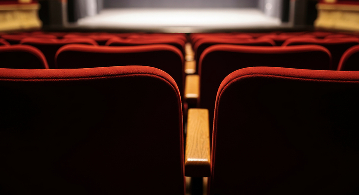 JPG 편집이미지 문화 예술 의자 빨간색 공연 무대 대기 체험 극장 공연장 일렬 관람 연극 편집실사 AI컴퓨터그래픽 AI콘텐츠 컬러 가구 컨셉 문화예술 이벤트 CG 파일형식