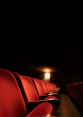 JPG 편집이미지 문화 예술 줄 백그라운드 의자 휴식 빨간색 빛 어둠 공연 공간 극장 공연장 연극 편집실사 AI컴퓨터그래픽 AI콘텐츠 컬러 가구 컨셉 문화예술 이벤트 CG 파일형식