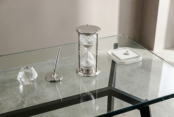 JPG 편집이미지 디자인 시계 유리 탁자 조명 실내 장식 사무실 펜 사무용품 크리스탈 모래시계 책상 메모판 편집실사 AI컴퓨터그래픽 AI콘텐츠 모래 가구 비즈니스 재질 문구용품 내부 필기구 광석 CG 파일형식