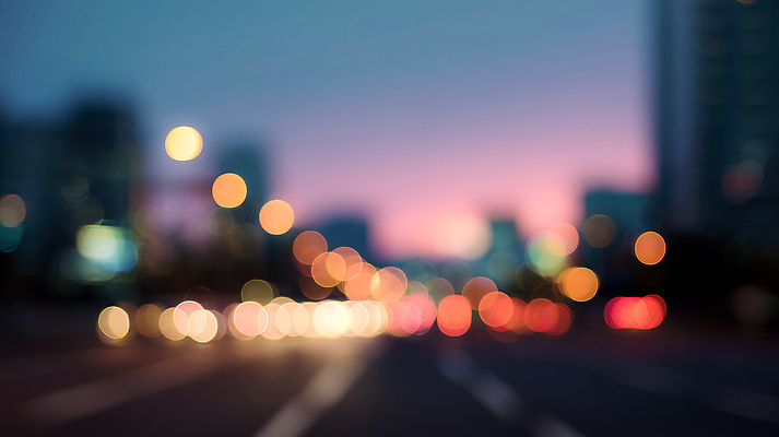 JPG 편집이미지 도로 야경 모션 자동차 하늘 거리 빛 대기 도시 저녁 보케 흐림 현상 이미지편집 AI컴퓨터그래픽 AI콘텐츠 길 육상교통 교통시설 날씨 야간 파일형식 풍경_경치