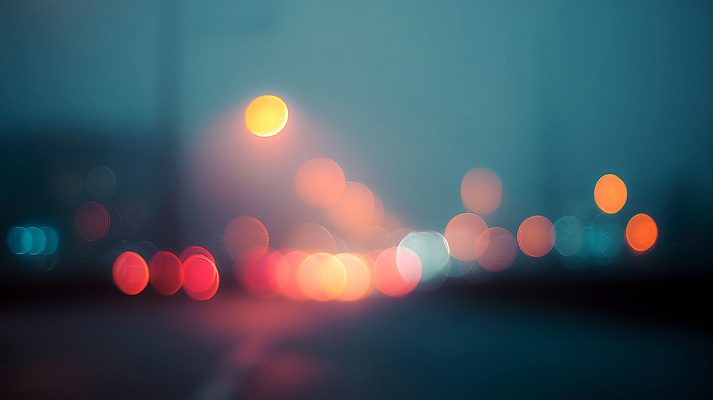 JPG 편집이미지 도로 교통 이동 야경 자동차 조명 거리 빛 도시 저녁 보케 장면 흐림 이미지편집 AI컴퓨터그래픽 AI콘텐츠 길 육상교통 컨셉 교통시설 날씨 야간 파일형식 풍경_경치