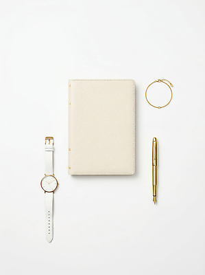 JPG 편집이미지 시계 팔찌 문구용품 일상 펜 사무용품 공책 금색 흰색 책상 오브젝트 편집실사 AI포토 AI콘텐츠 컬러 가구 장신구 라이프 필기구 CG 파일형식