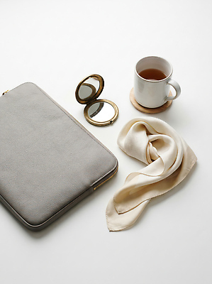 JPG 편집이미지 커피 서류가방 잔 일상 사무실 스카프 거울 회색 책상 오브젝트 정리 편집실사 AI포토 AI콘텐츠 식기 음료 컬러 가구 가방 비즈니스 라이프 목도리 CG 파일형식