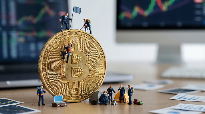 JPG 편집이미지 산업 비즈니스 그래프 금융 경제 컴퓨터 사무실 모니터 미니어처 거래 작업 투자 가상화폐 편집실사 AI컴퓨터그래픽 AI콘텐츠 돈 전자제품 모형 CG 파일형식