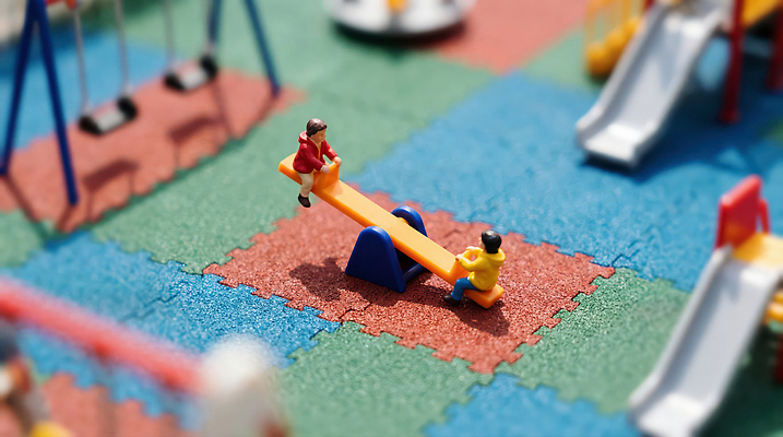 JPG 편집이미지 어린이 모션 놀이 미니어처 놀이기구 놀이터 승차 작음 균형 즐거움 시소 편집실사 AI컴퓨터그래픽 AI콘텐츠 감정 사람 모형 크기 CG 파일형식