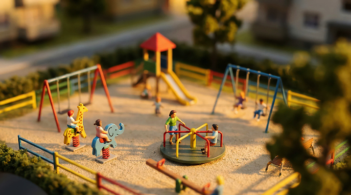 JPG 편집이미지 공원 어린이 모션 놀이 친구 미니어처 미끄럼틀 놀이기구 놀이터 저녁 즐거움 그네 시소 편집실사 AI컴퓨터그래픽 AI콘텐츠 공공시설 감정 관계 사람 모형 밤 야간 CG 파일형식